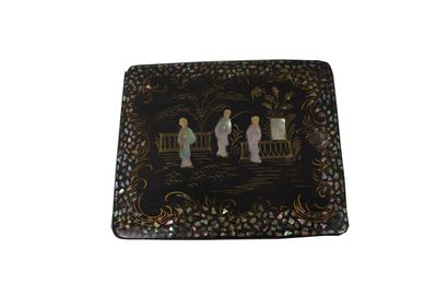 Une boite en laque noir à décor de trois...