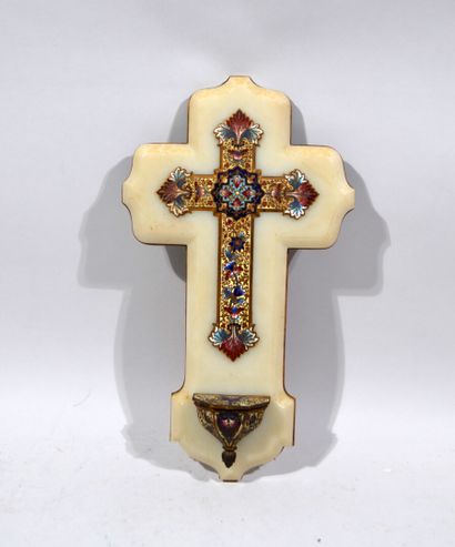 Crucifix en bronze à décor émaillé en cloisonné...