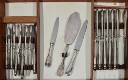 MENAGERE en métal argenté modèle Louis XV...