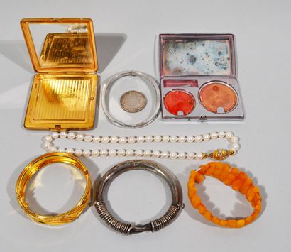 Lot de bijoux et objets de vitrines comprenant...