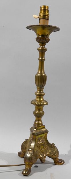 Un pied de lampe en cuivre de forme balustre...
