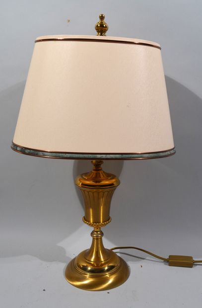 Un pied de lampe en bronze patiné doré de...