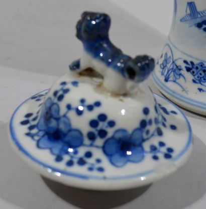 Potiche couverte en porcelaine à décor émaillé...