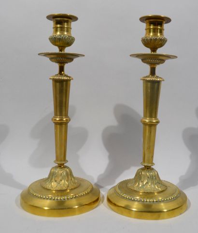 PAIRE DE BOUGEOIR en métal doré à décor de...
