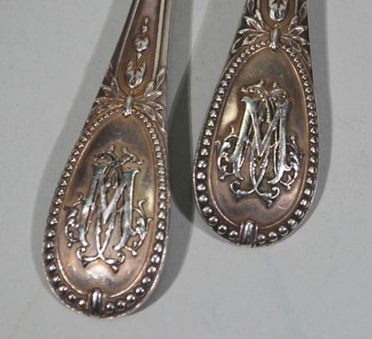 Deux grands couverts et deux fourchettes...