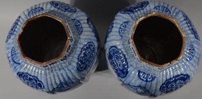 DELFT

PAIRE DE POTICHES couvertes de forme...