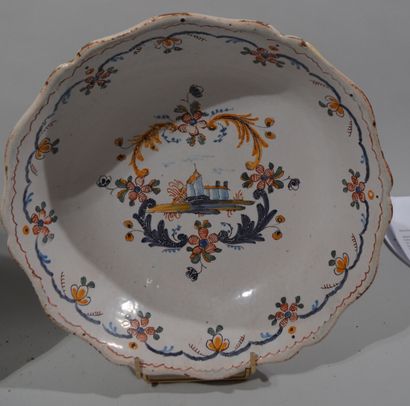 Quatre plats en céramiques polychrome comprenant...