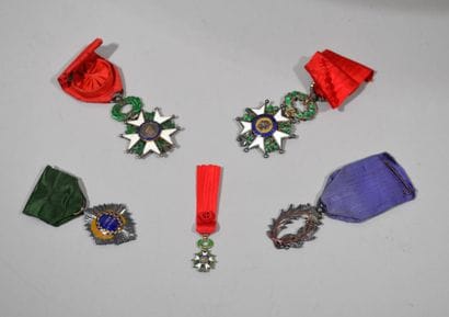 Réunion de décorations en métal et émail...