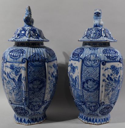 DELFT

PAIRE DE POTICHES couvertes de forme...