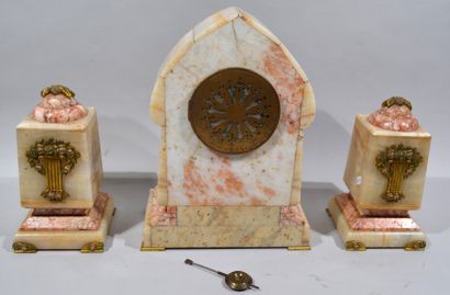 GARNITURE DE CHEMINEE en marbre rose et onyx...