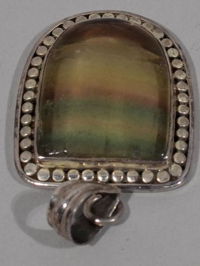 PENDENTIF en argent 952/1000e en forme d'écusson...