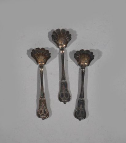 Suite de trois pelles à saleron en argent...