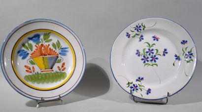 Lot de céramiques comprenant : 

-deux assiettes...