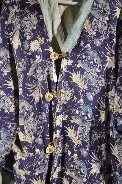 KIMONO en soie imprimée à décor de rinceaux...
