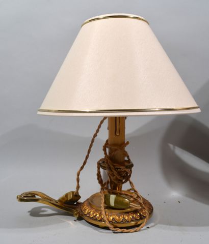 Un pied de lampe en bronze patiné doré de...