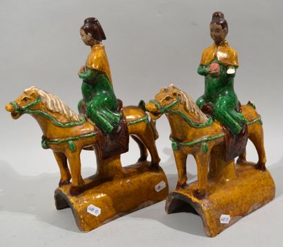 CHINE, XXème siècle dans le goût MING

Tuile...