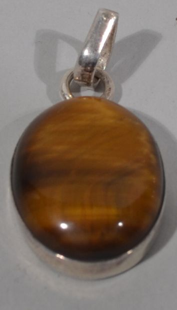 PENDENTIF en argent 952/1000e de forme ovale...
