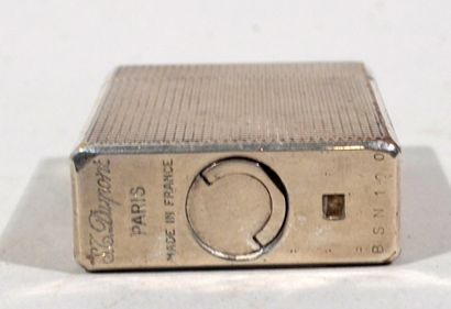 DUPONT

Briquet d'homme en métal argenté...
