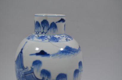 Potiche couverte en porcelaine à décor émaillé...