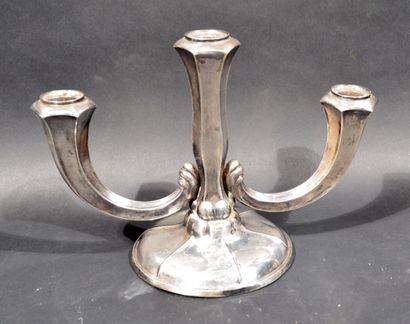 CANDÉLABRE en argent 835/1000e à trois bras....