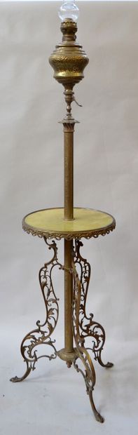 LAMPE DE PARQUET en laiton doré, fût gravé...
