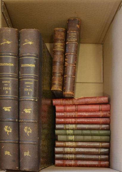 Ensemble de livres reliés en cuir comprenant...