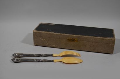 Coffret contenant une paire de couverts à...