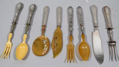 Ensemble de couverts comprenant : 

- un...