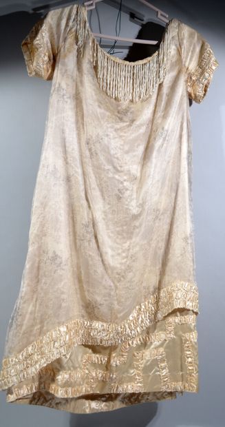 Ensemble en soie et perles de rocaille blanches...
