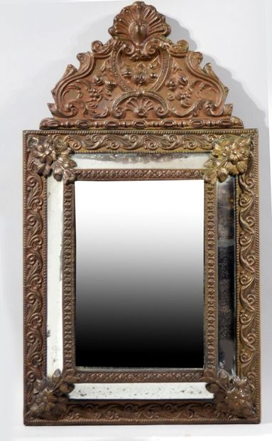 Miroir à parcloses, à fronton, en cuivre...