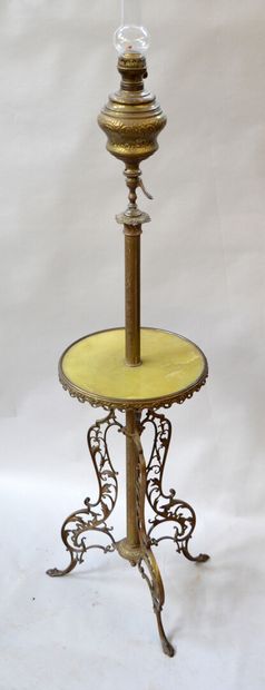 LAMPE DE PARQUET en laiton doré, fût gravé...