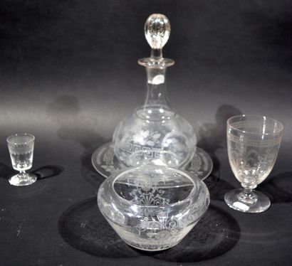 PARTIE DE SERVICE DE VERRE à décor non homogène...