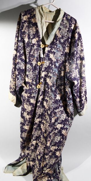 KIMONO en soie imprimée à décor de rinceaux...