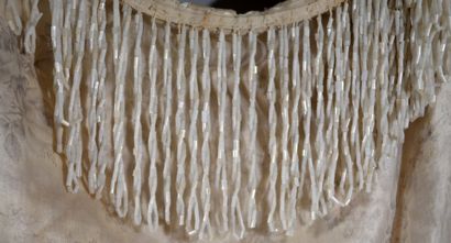 Ensemble en soie et perles de rocaille blanches...