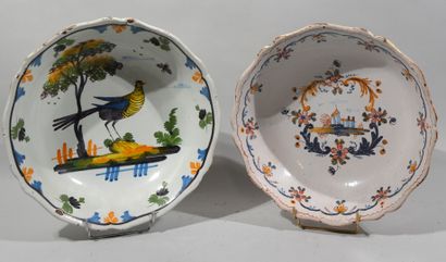 Quatre plats en céramiques polychrome comprenant...