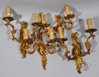 Reunion de deux paires d'appliques en bronze...