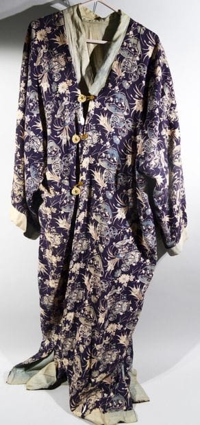 KIMONO en soie imprimée à décor de rinceaux...