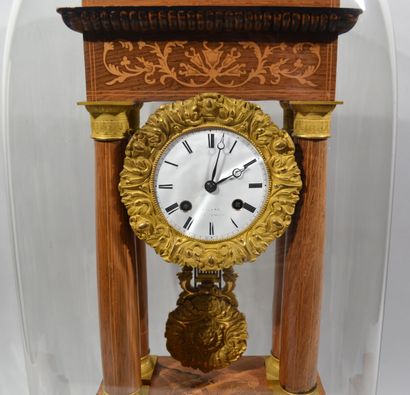 Pendule portique en bois de placage et marqueterie...