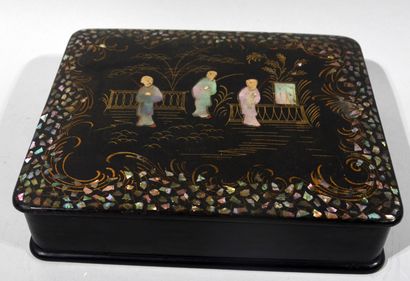 Une boite en laque noir à décor de trois...