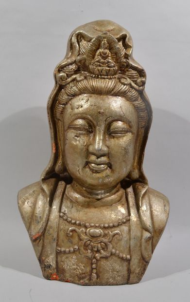 Buste de Guanyin en terre cuite à patine...