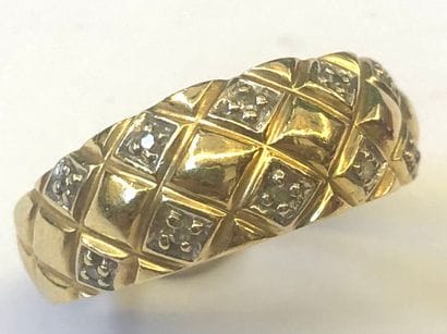 BAGUE en or jaune 18K(750/1000e) à décor...