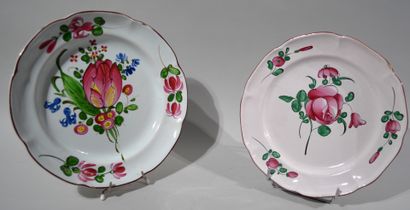 Lot de céramiques comprenant : 

-deux assiettes...