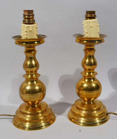 Paire de lampe le fut balustre en métal doré...