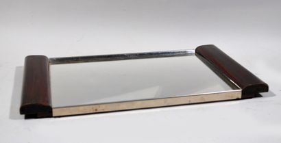 Plateau à fond de miroir, les anses en acajou

Travail...