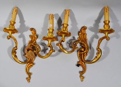 PAIRE D'APPLIQUES en bronze doré à décor...