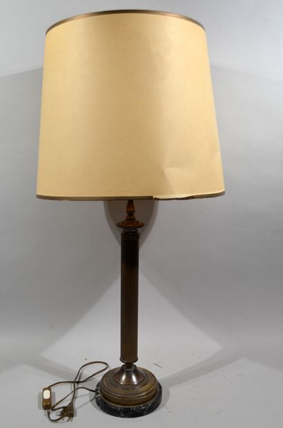 LAMPE de bureau en métal doré. Le pied en...