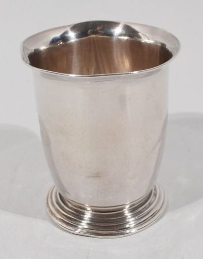 TIMBALE tulipe en argent sur piédouche.

Poinçon...