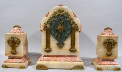 GARNITURE DE CHEMINEE en marbre rose et onyx...