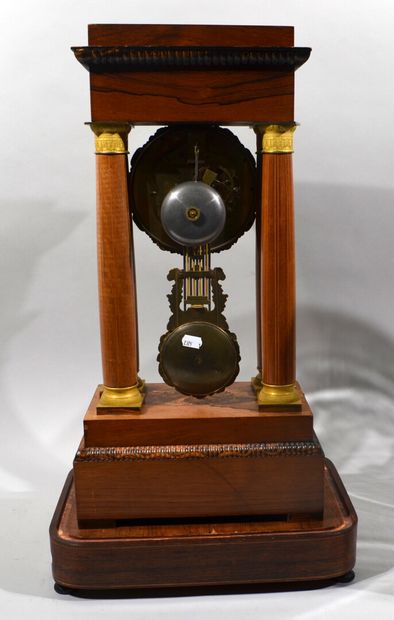 Pendule portique en bois de placage et marqueterie...