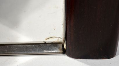 Plateau à fond de miroir, les anses en acajou

Travail...